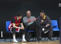 詹姆斯指导猛龙跑战术